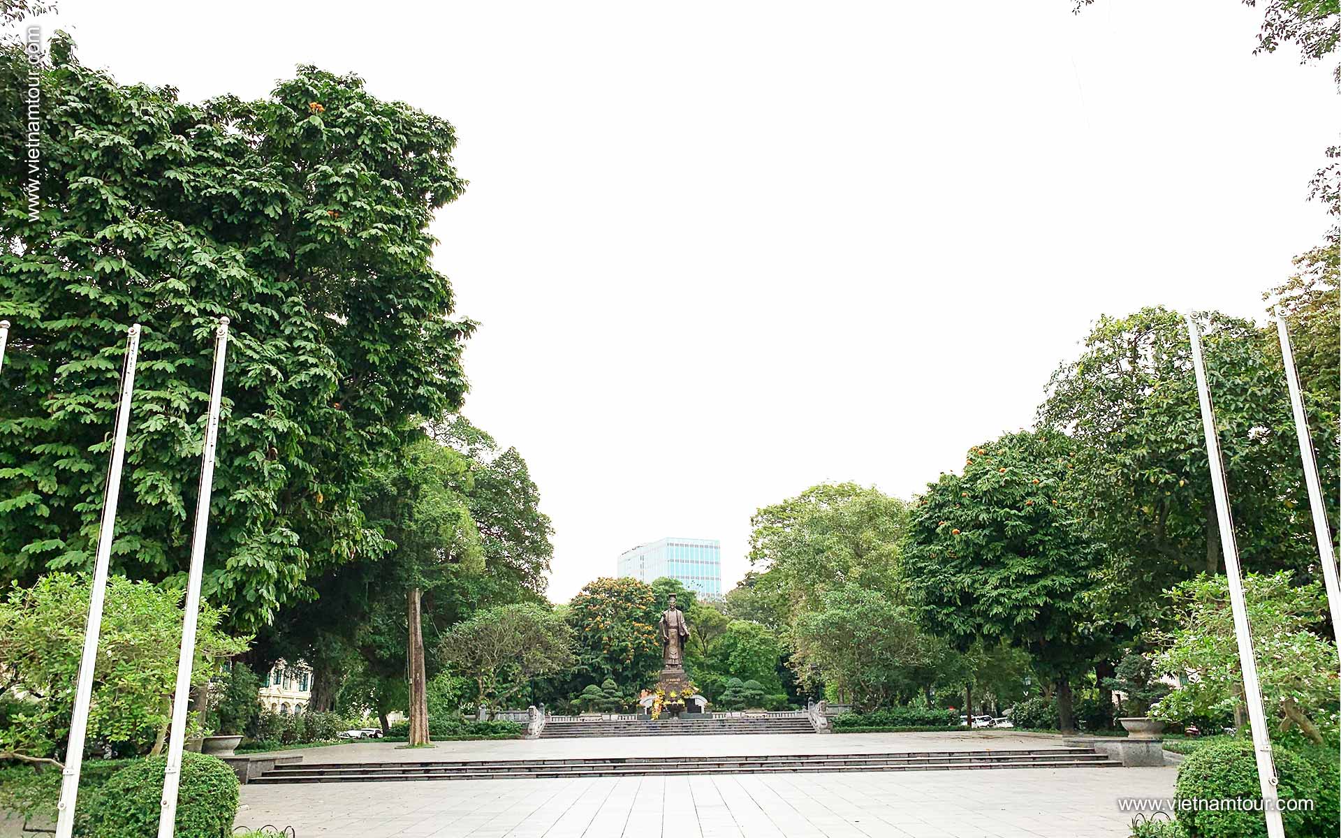 Statue of King Ly Thai To