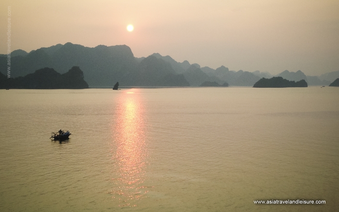 Gorgeous overview on Halong bay