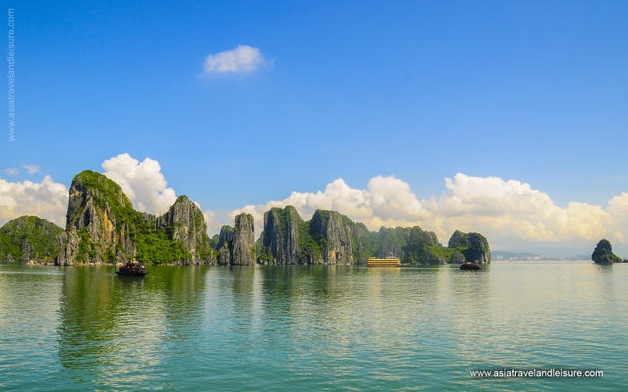 Admire the amazing rock formations of Halong bay 
