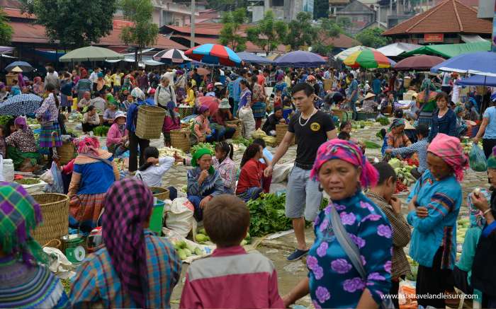 A busy morning at Bac Ha market