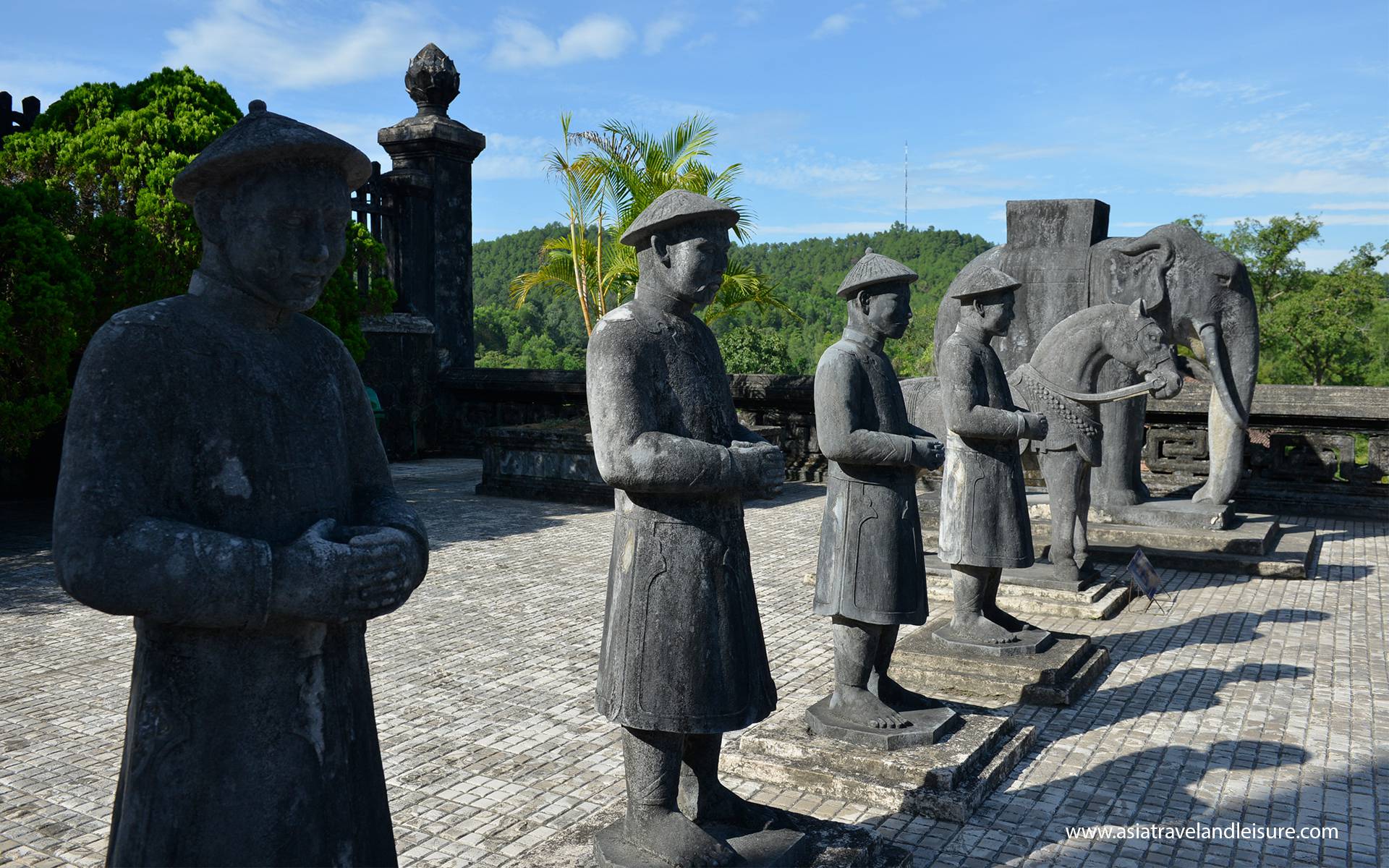 khai dinh king's mausoleum