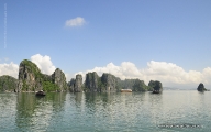 Admire the amazing rock formations of Halong bay 