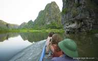 Boat trip to admire the beauty of Tam Coc