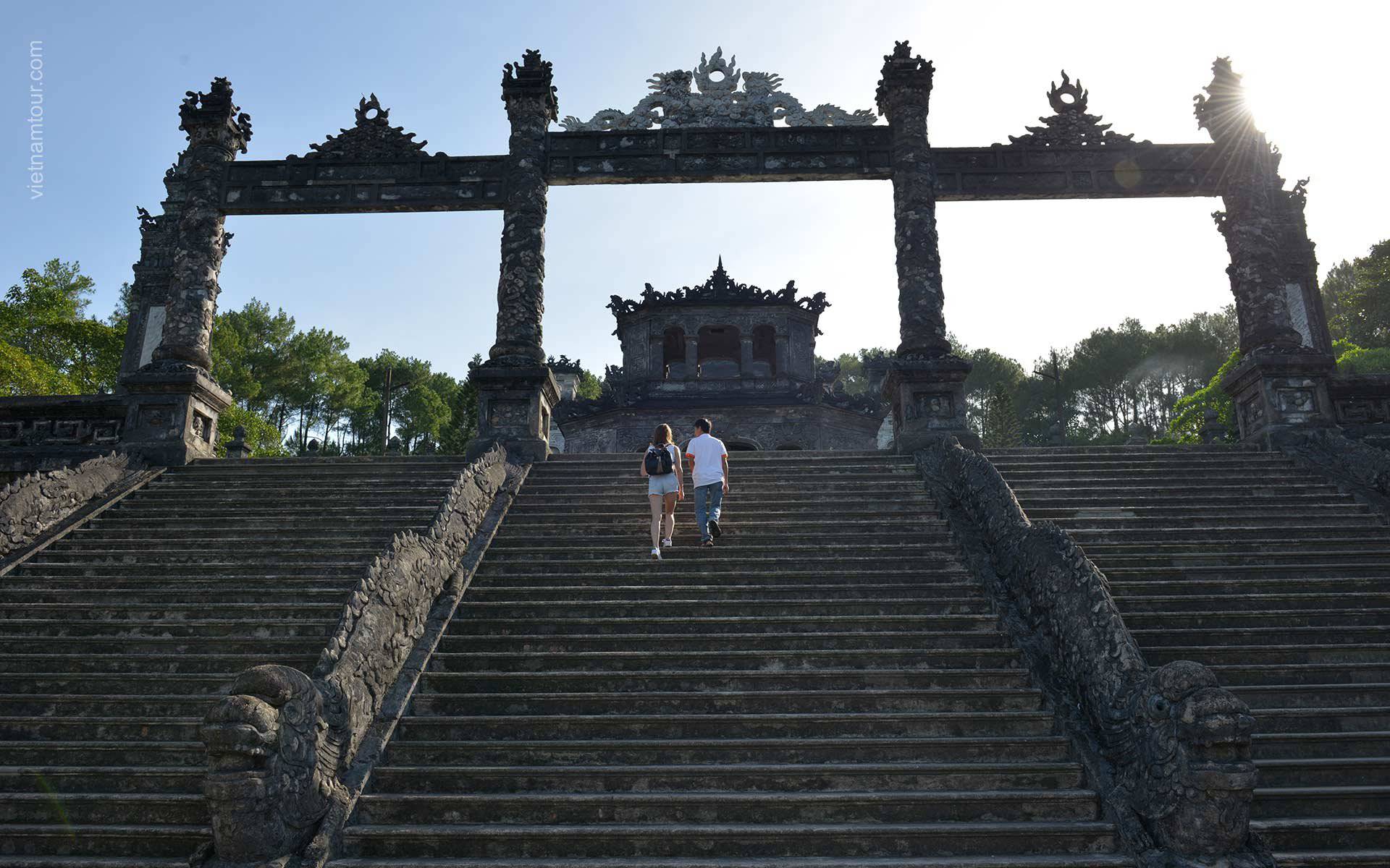 Visiting Cultural sites and discover Vietnam history of 4 thousand years